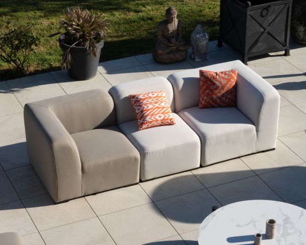Módulo esquinero de tela beige para sofá modular de exterior con diseño orgánico «Miroly Bay»