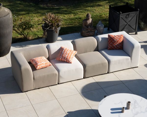 Módulo esquinero de tela beige para sofá modular de exterior con diseño orgánico «Miroly Bay»