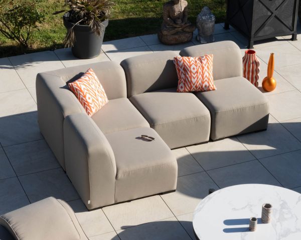 Módulo esquinero de tela beige para sofá modular de exterior con diseño orgánico «Miroly Bay»