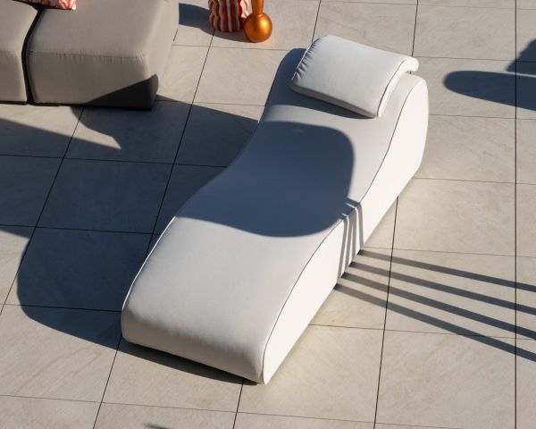 Tumbona de 1 plaza con diseño orgánico, fabricada en tejido blanco especial para exteriores «Miroly bay»