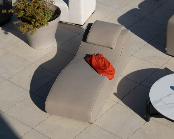 Tumbona de tela especial para exteriores con diseño orgánico «Miroly Bay» en color topo