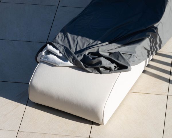 Tumbona de 1 plaza con diseño orgánico, fabricada en tejido blanco especial para exteriores «Miroly bay»