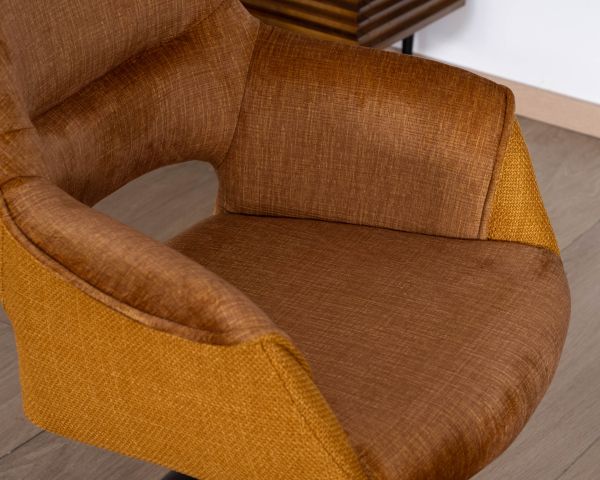 Lote de 2 sillones giratorios y envolventes para comedor, en tejido de doble textura color amarillo mostaza «Chilko»