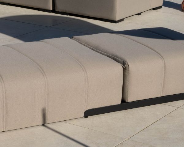 Tumbona de diseño minimalista fabricada en tejido especial para exteriores «Sunset Bay» en color topo con pespuntes