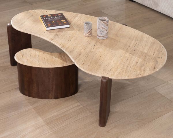 Mesita auxiliar de diseño en travertino y madera de mango «Archipel», con forma natural
