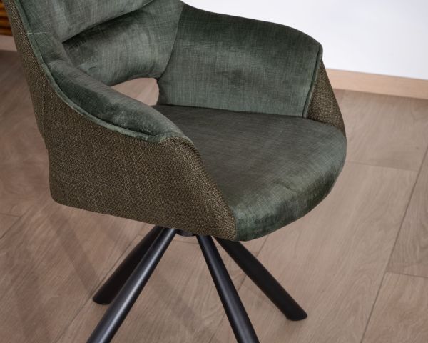 Lote de 2 sillones de comedor envolventes de tejido de doble textura en color verde «Chilko» con base giratoria de metal negro 