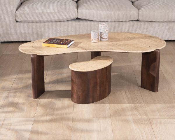 Mesita auxiliar de diseño en travertino y madera de mango «Archipel», con forma natural