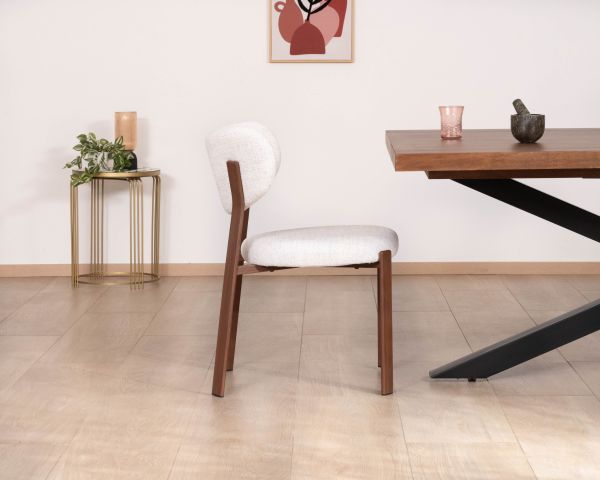 Lote de 2 sillas de comedor apilables de estilo retro, en tejido de trama blanca «Staccato», con patas de aspecto de madera oscura