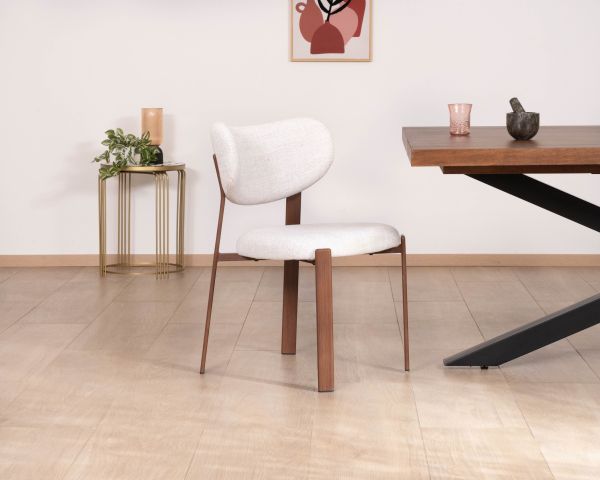 Lote de 2 sillas de comedor apilables de estilo retro, en tejido de trama blanca «Staccato», con patas de aspecto de madera oscura