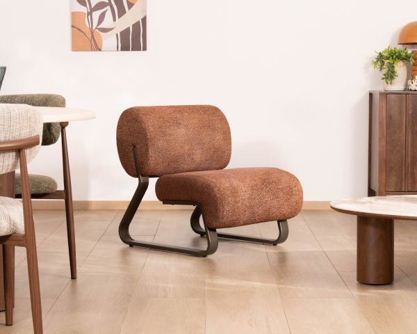 Sillón de diseño retro «Luno» en color terracota, con tejido de rizo y estructura de metal en color bronce