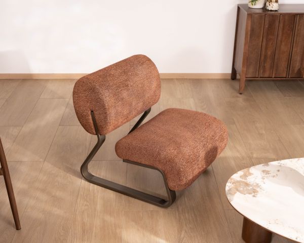Sillón de diseño retro «Luno» en color terracota, con tejido de rizo y estructura de metal en color bronce