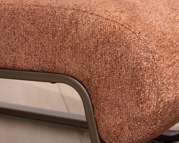 Sillón de diseño retro «Luno» en color terracota, con tejido de rizo y estructura de metal en color bronce