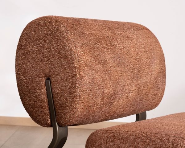 Sillón de diseño retro «Luno» en color terracota, con tejido de rizo y estructura de metal en color bronce