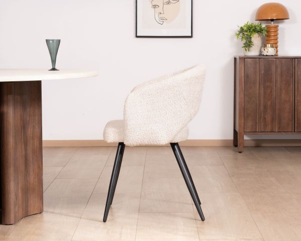 Lote de 2 sillas de estilo «newtro» en tejido bouclé de color blanco roto y patas de metal negro «Sonate»