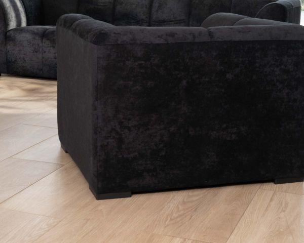 Sillón de diseño cúbico en terciopelo antracita con costuras «Enjoy Home»