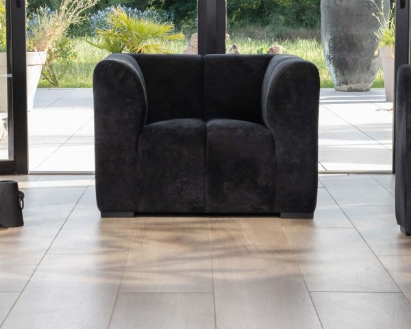 Sillón de diseño cúbico en terciopelo antracita con costuras «Enjoy Home»