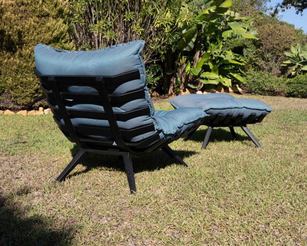 Tumbona de alta gama en turquesa y negro con reposapiés modular «Lisca»