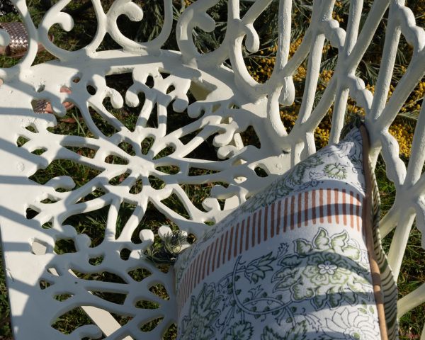 Silla de jardín de hierro fundido con acabado de hierro forjado blanco envejecido «Gardénia»
