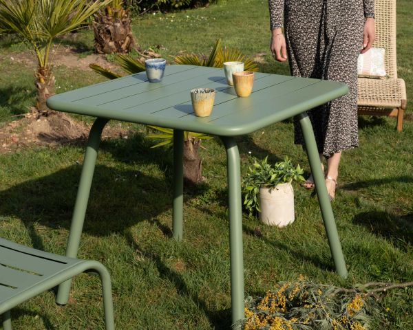 Mesita cuadrada de exterior de metal verde «Horizon», 80 cm