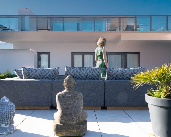 Sofá modular de exterior de teca y tela gris jaspeada «Armando», en forma de L con otomana