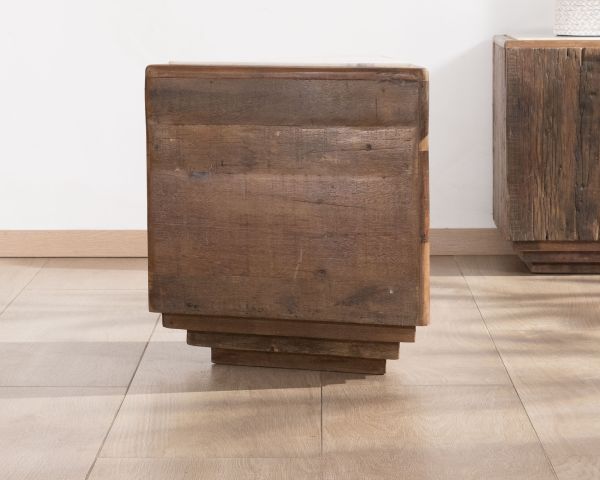 Mesita auxiliar triangular de madera reciclada con tablero de mármol blanco «Mood»