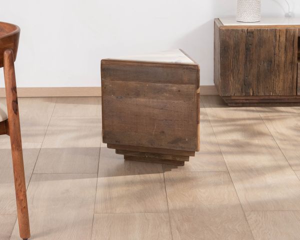 Mesita auxiliar triangular de madera reciclada con tablero de mármol blanco «Mood»