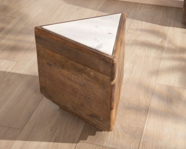Mesita auxiliar triangular de madera reciclada con tablero de mármol blanco «Mood»
