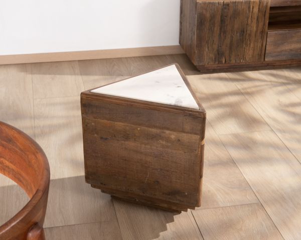 Mesita auxiliar triangular de madera reciclada con tablero de mármol blanco «Mood»