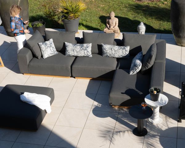 Sofá modular de exterior de teca y tela antracita «Armando», en esquina con otomana