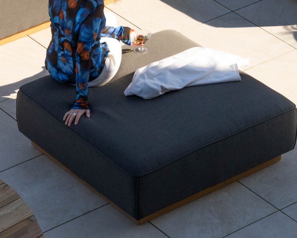 Sofá modular de exterior de teca y tela antracita «Armando», en esquina con otomana