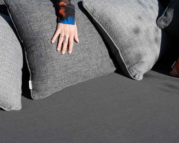 Tumbona de exterior de diseño envolvente «Armando» en gris oscuro con cojines a juego