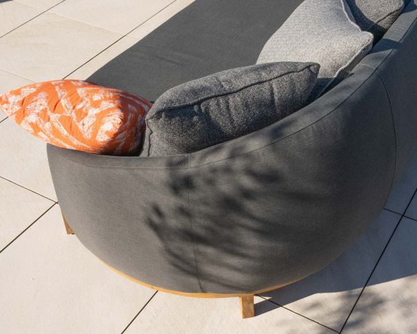 Tumbona de exterior de diseño envolvente «Armando» en gris oscuro con cojines a juego