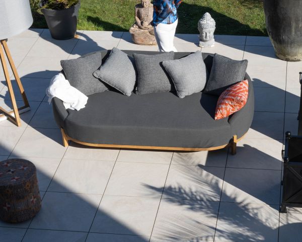 Tumbona de exterior de diseño envolvente «Armando» en gris oscuro con cojines a juego