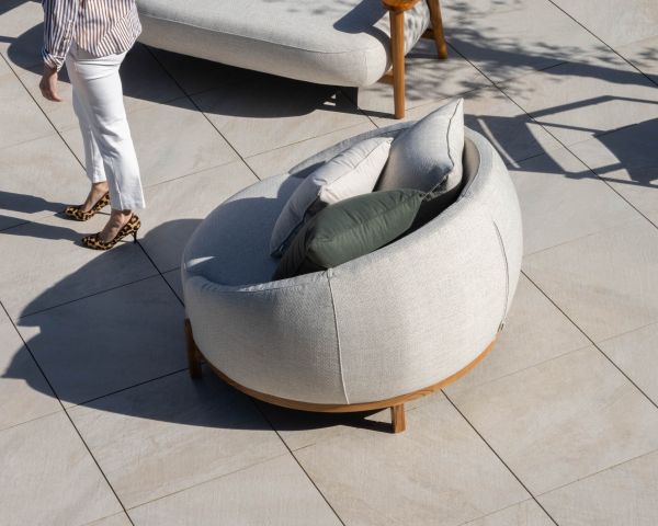 Sillón redondo XL de tejido especial para exteriores blanco jaspeado «Roncobello» con cojines decorativos