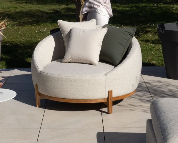 Sillón redondo XL de tejido especial para exteriores blanco jaspeado «Roncobello» con cojines decorativos