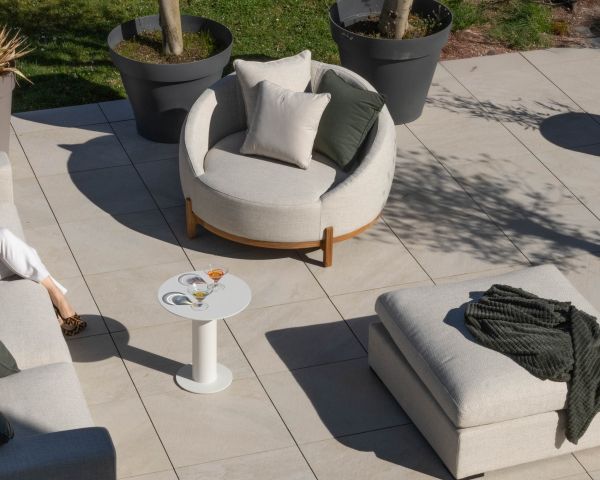 Sillón redondo XL de tejido especial para exteriores blanco jaspeado «Roncobello» con cojines decorativos