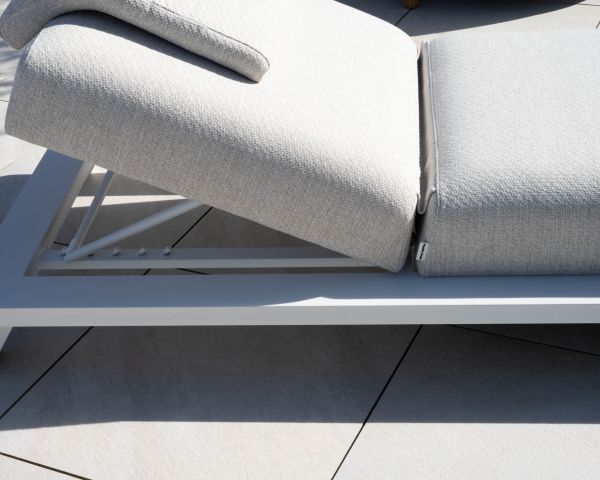 Tumbona de alta gama de tela cruda y estructura de aluminio blanco «Nusa Pedina»