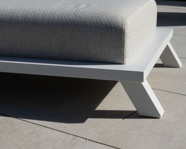 Tumbona de alta gama de tela cruda y estructura de aluminio blanco «Nusa Pedina»