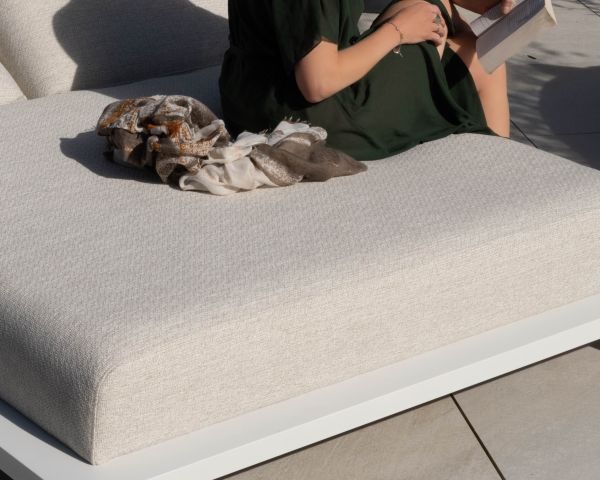 Tumbona de alta gama de 2 plazas «Nusa Pedina», en tela cruda y aluminio blanco