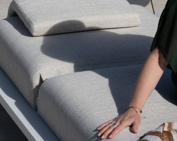 Tumbona de alta gama de tela cruda y estructura de aluminio blanco «Nusa Pedina»