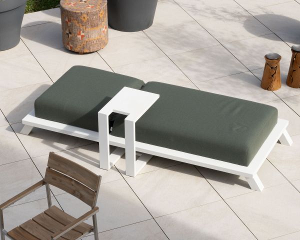 Tumbona ultracómoda de tela verde caqui y estructura de aluminio blanco «Nusa Pedina»