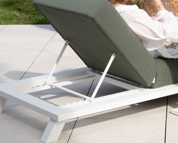 Tumbona ultracómoda de tela verde caqui y estructura de aluminio blanco «Nusa Pedina»