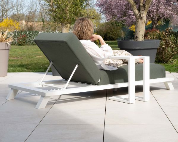 Tumbona ultracómoda de tela verde caqui y estructura de aluminio blanco «Nusa Pedina»