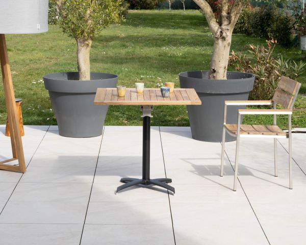 Mesa de bar de 80 x 80 cm de teca con pie central de aluminio «Ozone» y tablero abatible