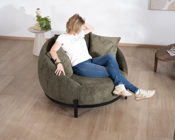 Sillón redondo XL ultracómodo en tejido de rizo verde caqui «Sweet Culture» con varios cojines a juego