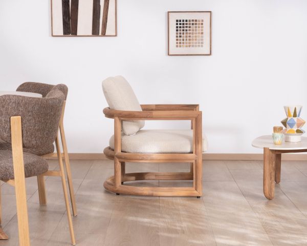 Sillón lounge de teca maciza «Alizé» con cojines de tejido bouclé en color crudo – para interior y exterior