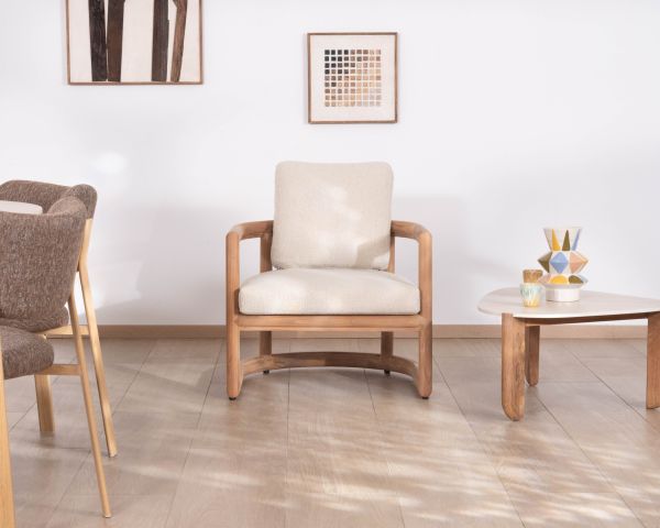 Sillón lounge de teca maciza «Alizé» con cojines de tejido bouclé en color crudo – para interior y exterior