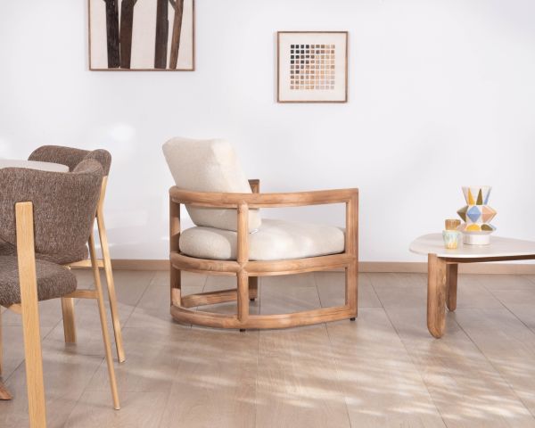 Sillón lounge de teca maciza «Alizé» con cojines de tejido bouclé en color crudo – para interior y exterior