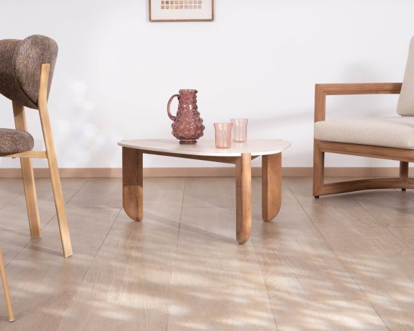 Gran mesa de centro de diseño orgánico para interior y exterior, de teca maciza y tablero de cerámica con efecto travertino «Osten»