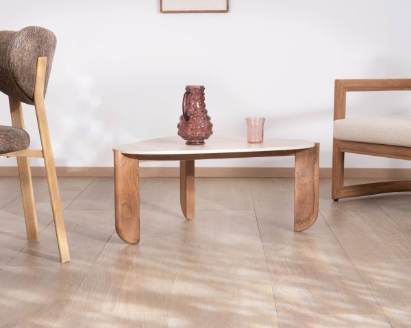 Gran mesa de centro de diseño orgánico para interior y exterior, de teca maciza y tablero de cerámica con efecto travertino «Osten»